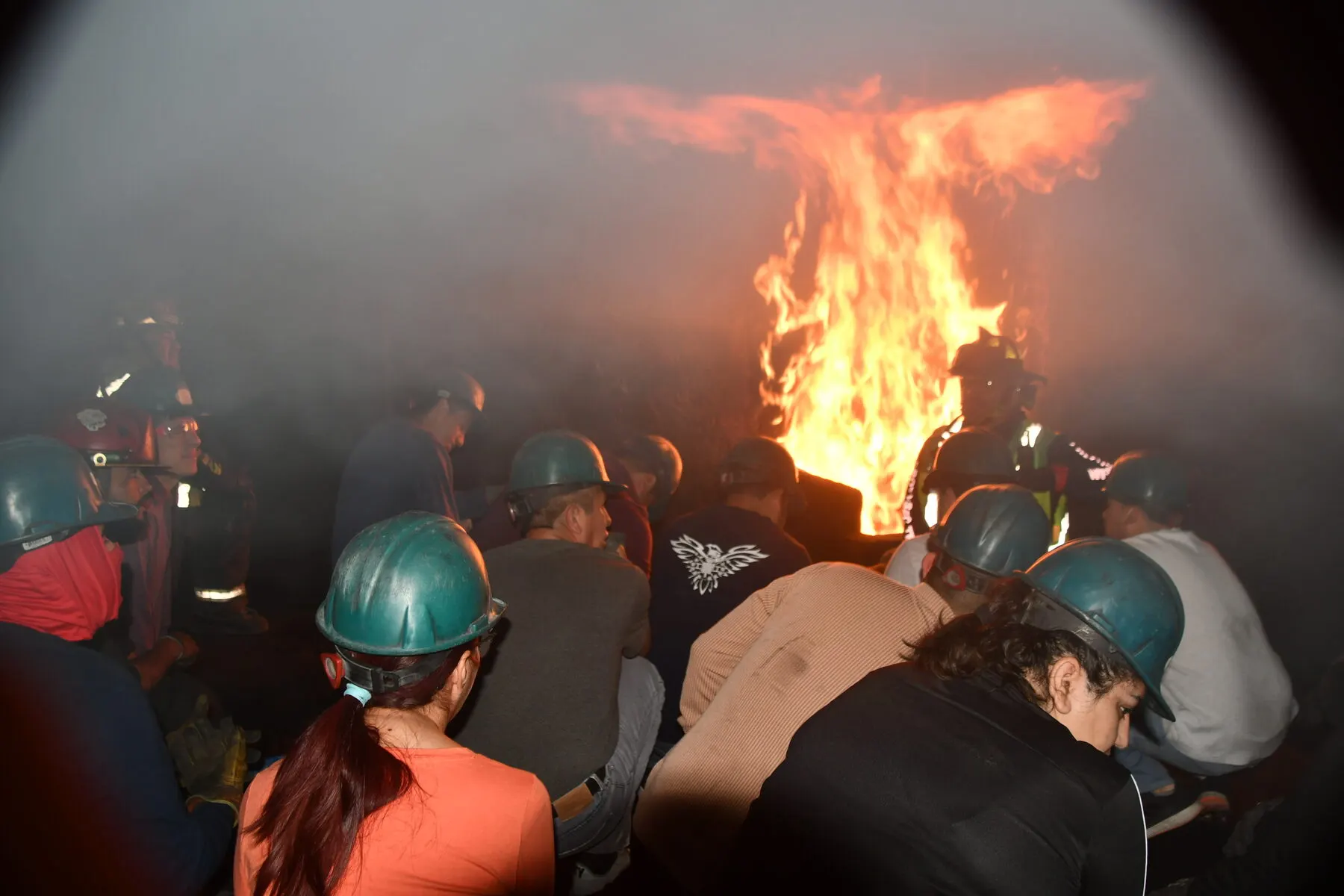 Participantes en un cuarto con humo y fuego controlado